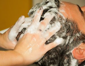 Haar wassen man 