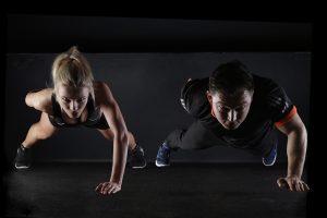 Krachttraining man en vrouw